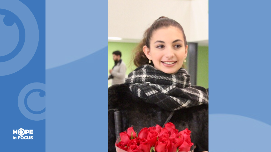 Angélica with roses and smiling
