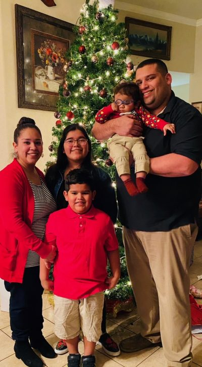 The Potts Family: Robert wearing red shirt in front, with L-R: Mom Desirae, Ariona, James, and Dad Robert